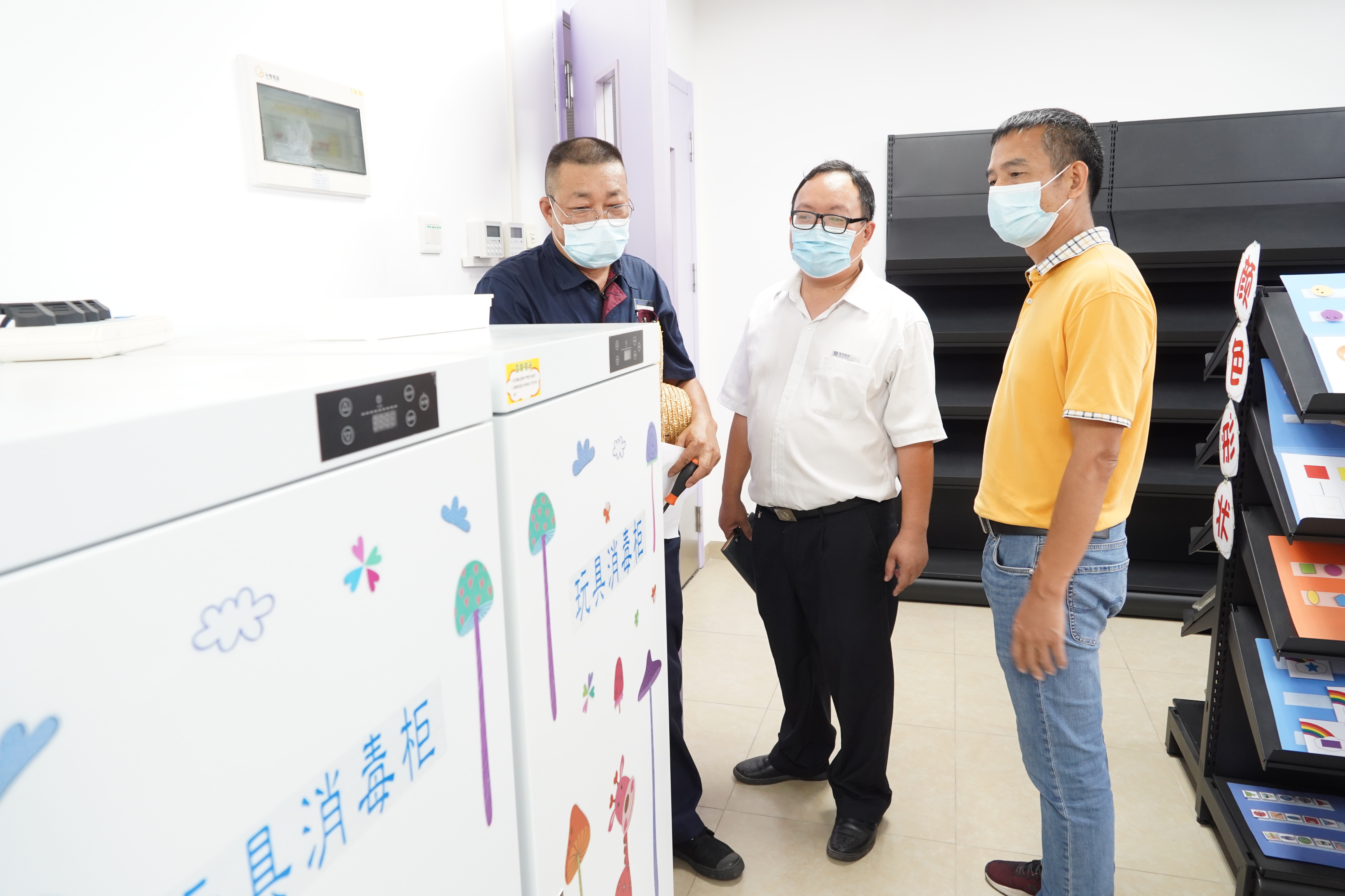 图为教学部门资源仓库安全检查.JPG