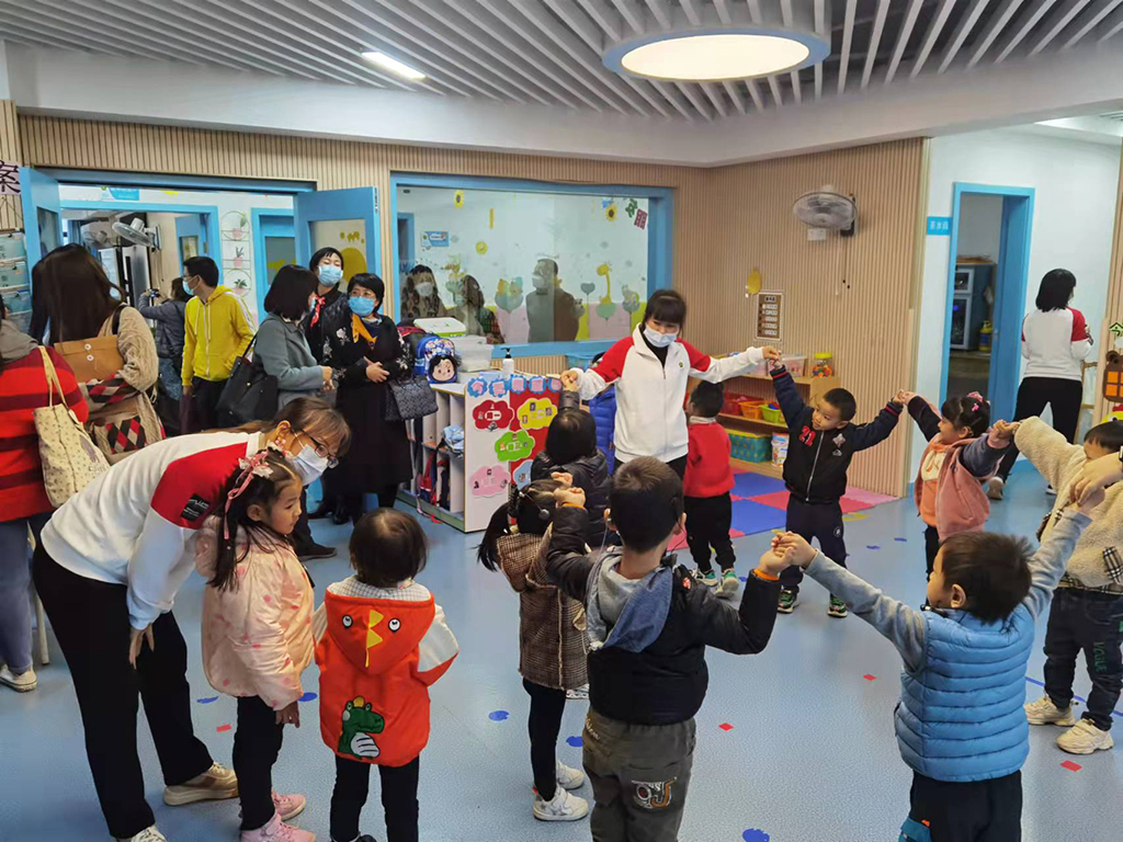 图为与会人员观摩惠州市早干项目听障儿童现场教学.jpg