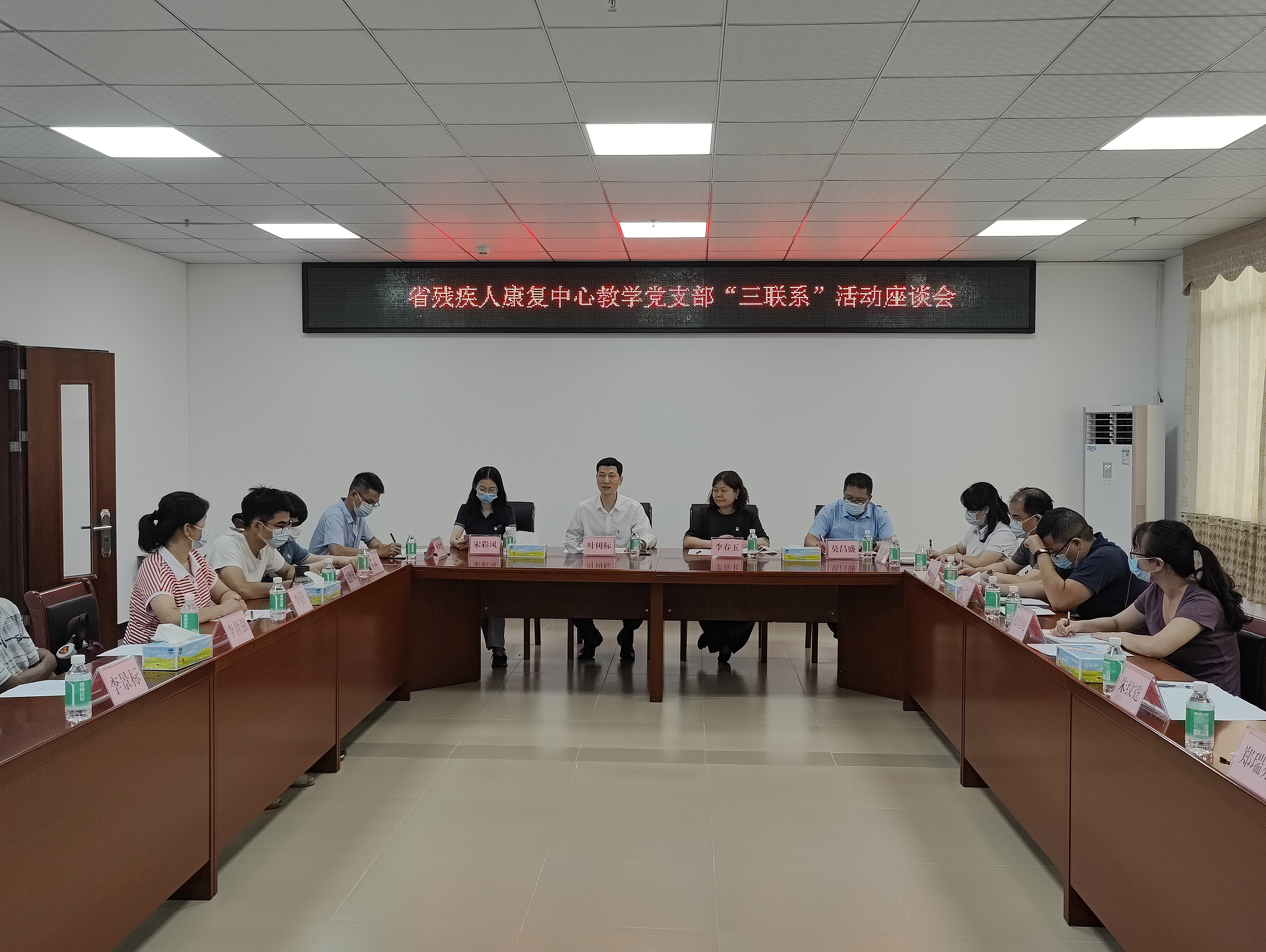 图为座谈会现场.jpg