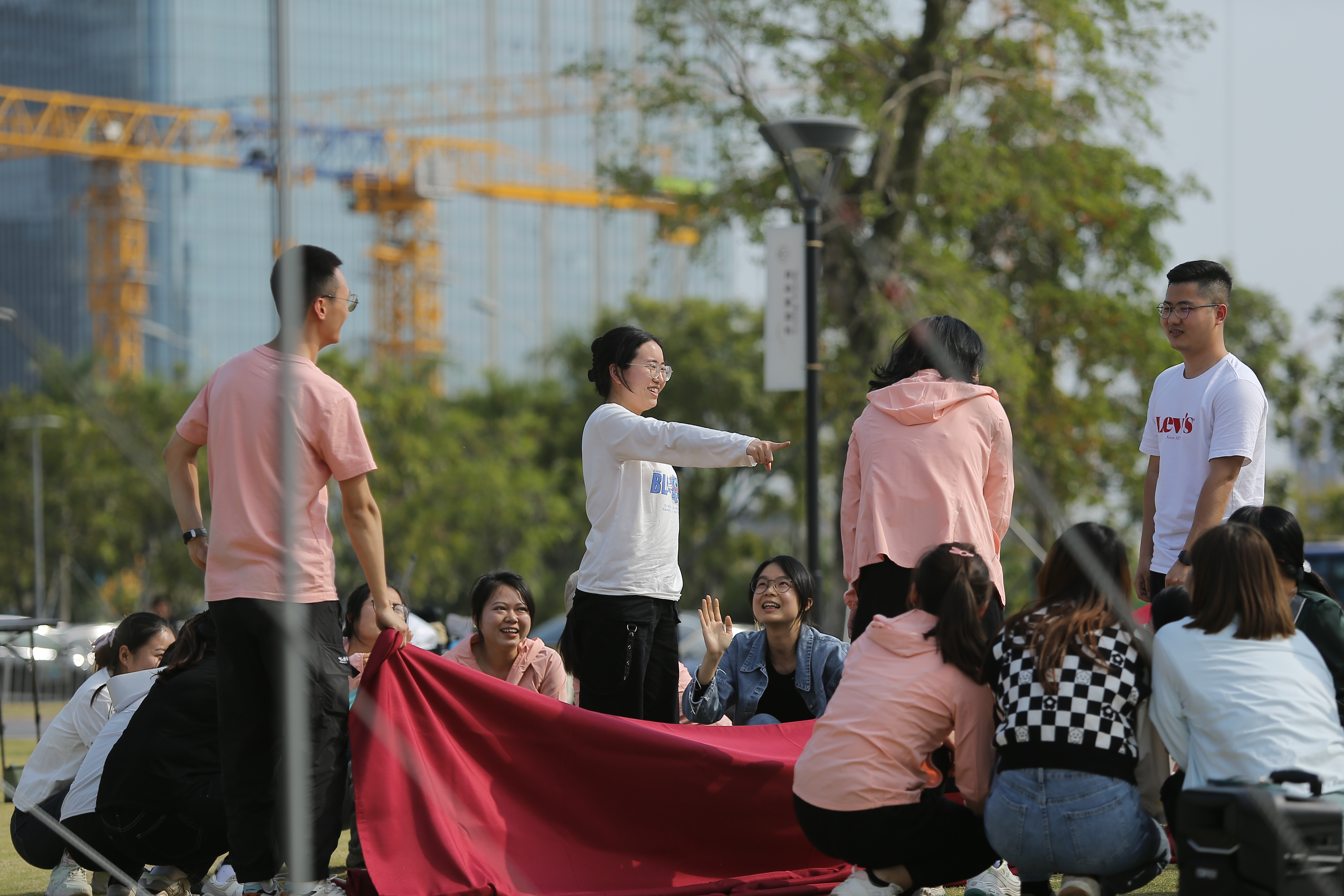 图为教职工分组参加团建趣味游戏 (2).JPG