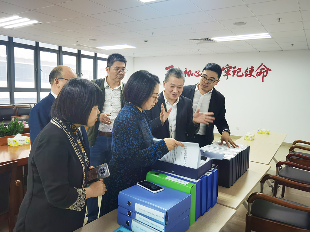 图为朱美华查看培训档案.jpg