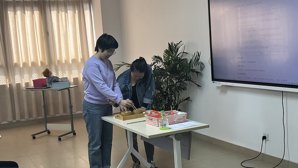 图为家长参与《筷子夹夹乐》游戏.jpg
