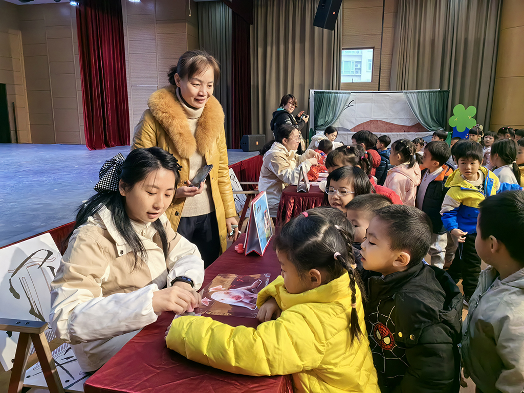 图为小朋友参加“找耳朵”游戏.jpg
