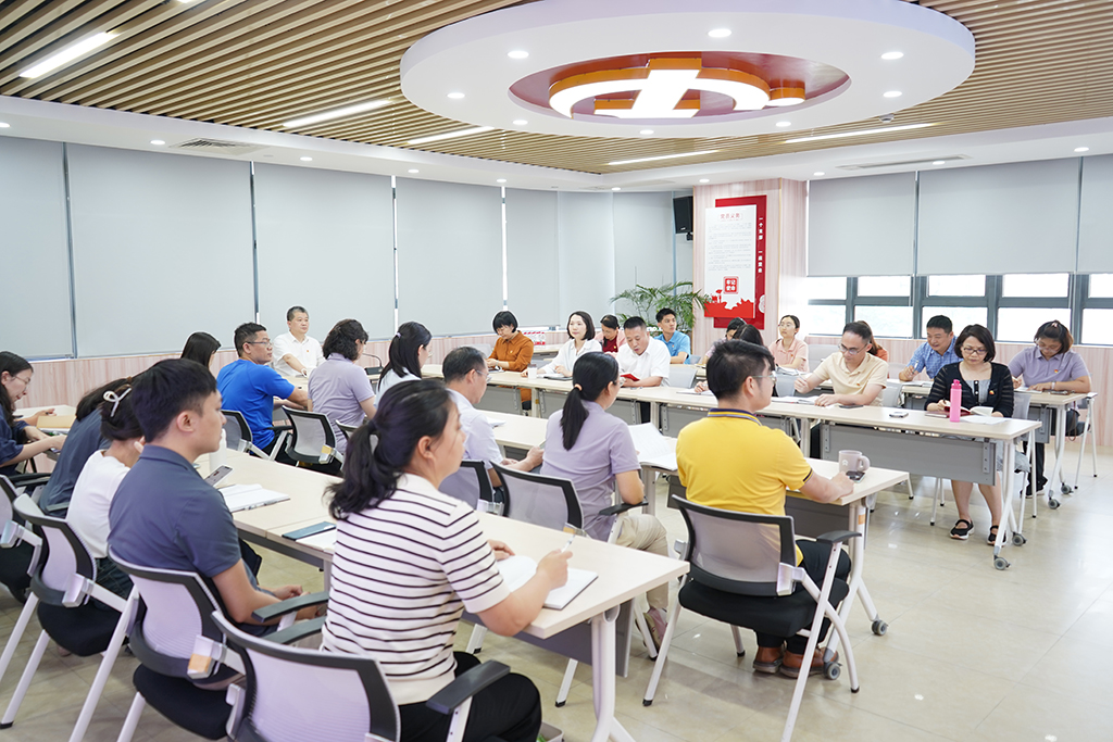 图为党员领学《条例》.JPG