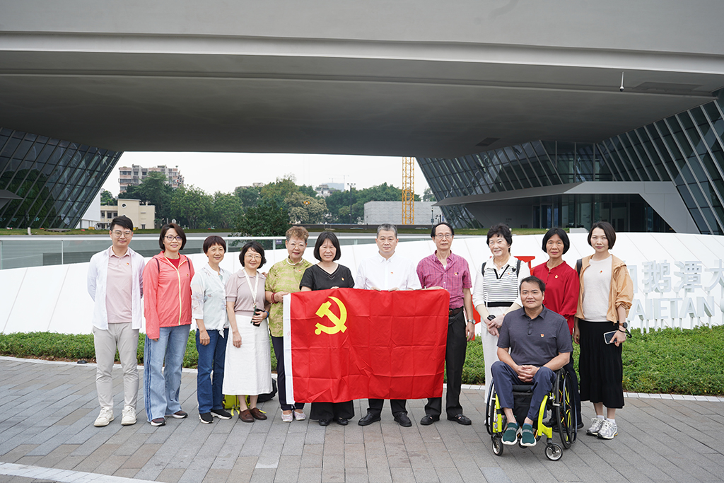 图为参观合影.JPG