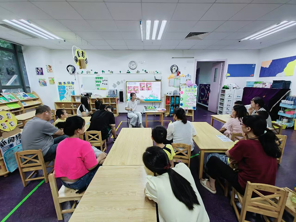 图为孤独症康复部陈连凤老师进行香囊制作步骤的讲解.jpg