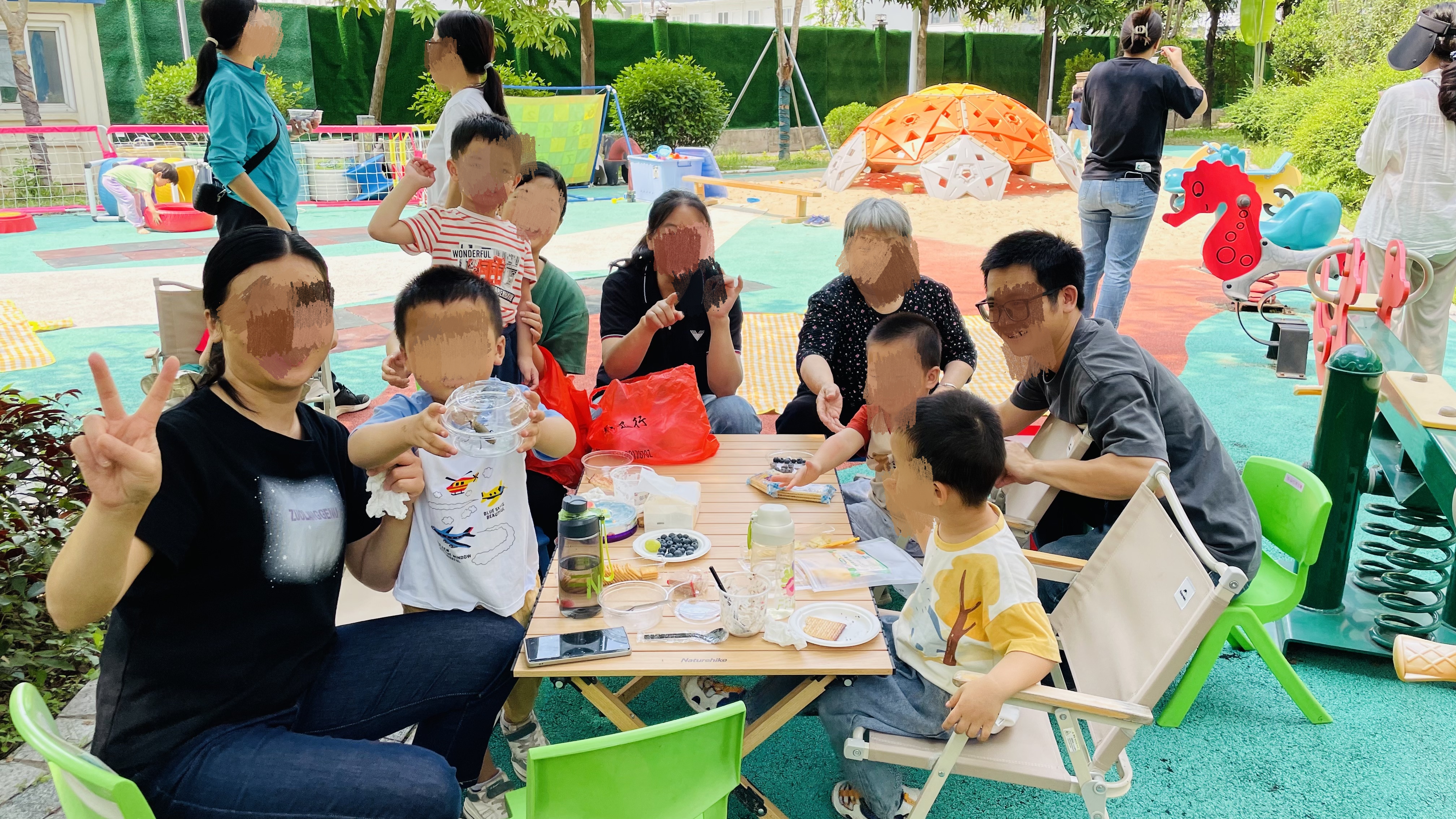 图为家长和孩子分享美食照片.jpg
