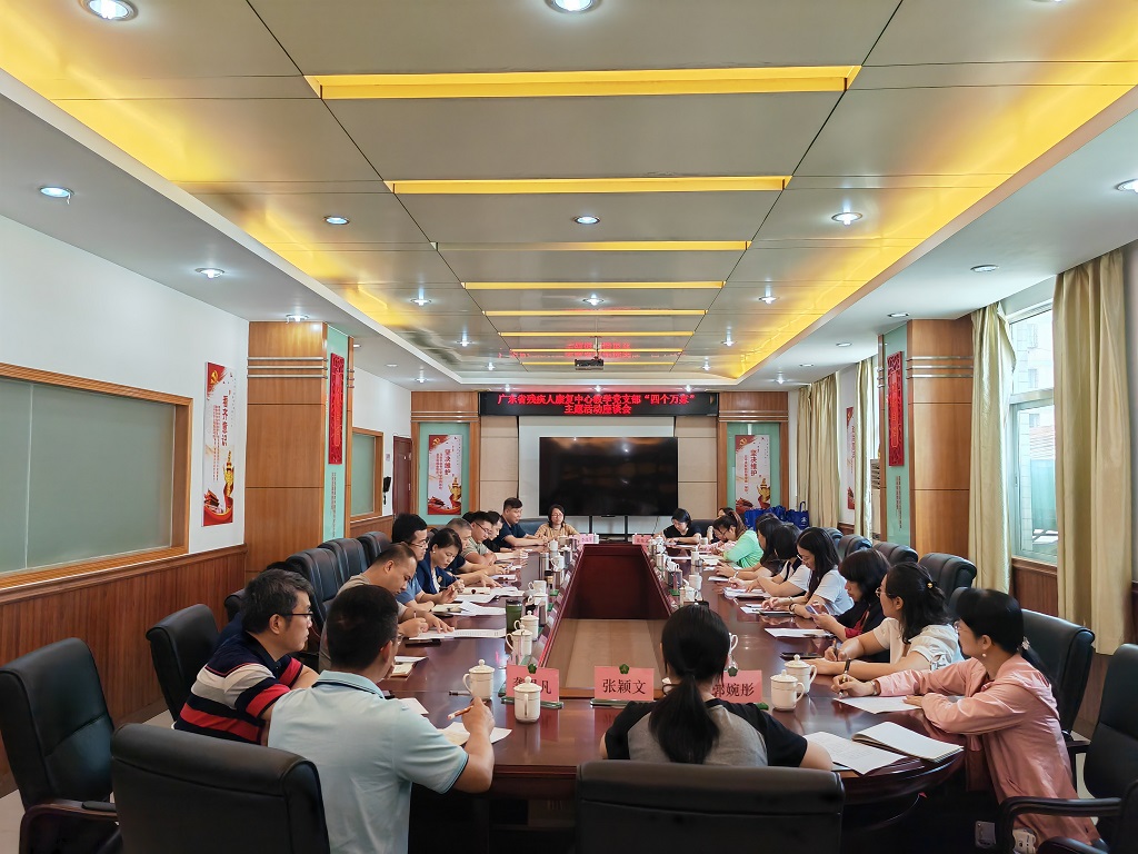 图为与当地残疾人代表及残疾人工作者座谈.jpg