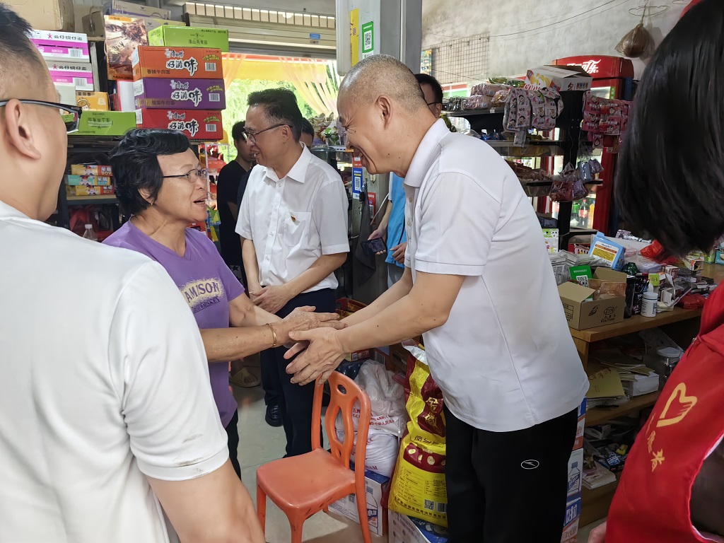 图为走访慰问当地残疾群众家庭.jpg
