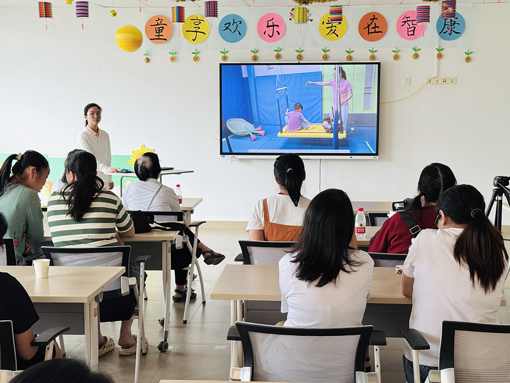 图为李泽钡老师讲座现场.jpg
