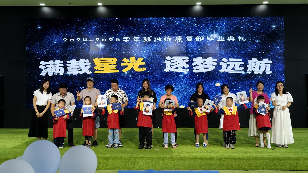图4 图为孤独症康复部长和毕业生合影.jpg