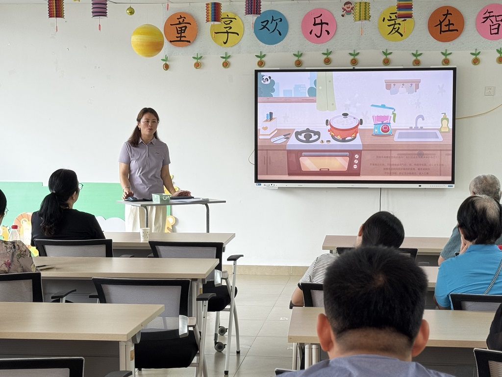 图为黄小红老师安全讲座现场.jpg