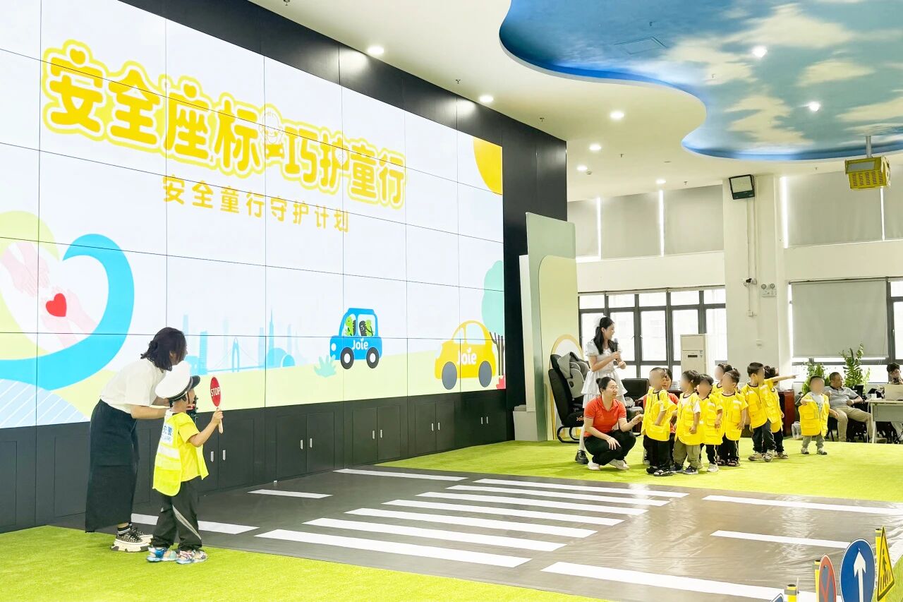 图为听障儿童开展交通安全情景模拟游戏.jpg