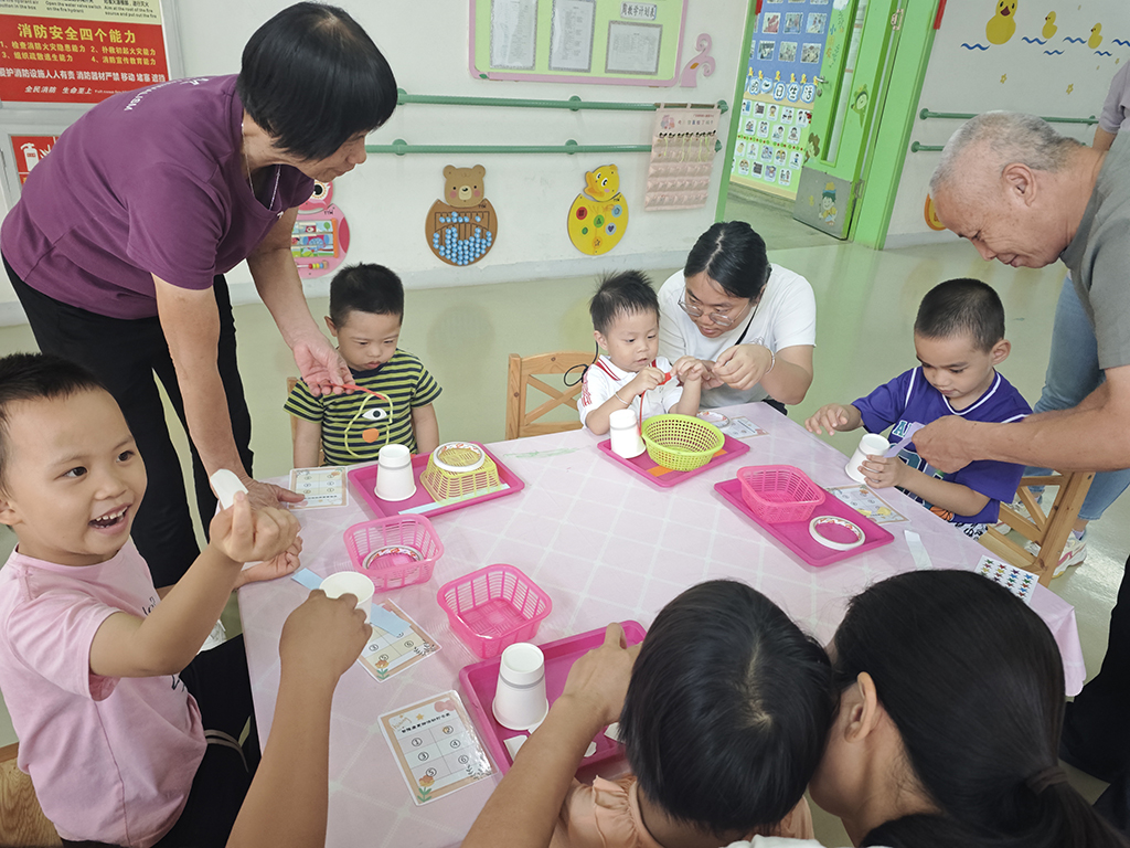 图为制作《祖国妈妈生日蛋糕》活动现场.jpg