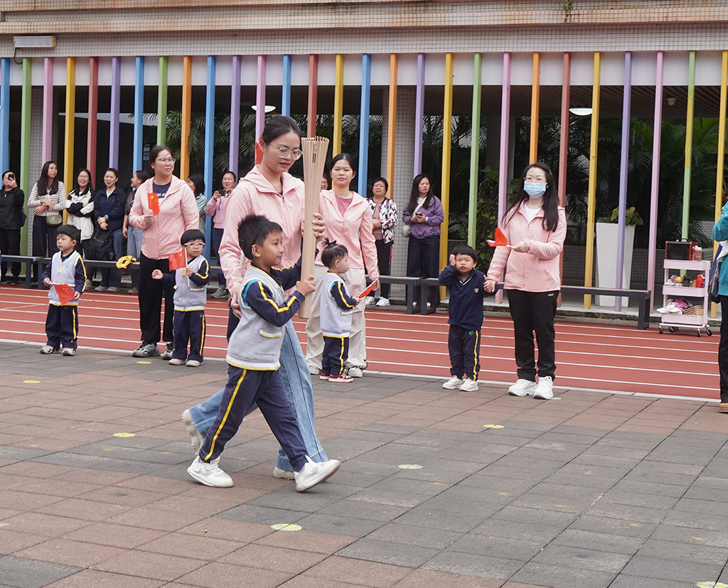 图为小朋友传递火炬.jpg