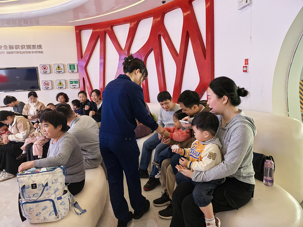 图为消防宣传员向小朋友赠送徽章.jpg