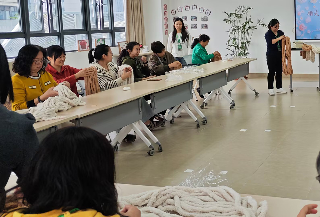 图为制作《手指围巾》活动现场.jpg