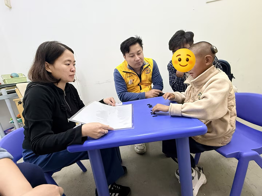 图为综合评估部为儿童开展学习能力评估.jpg
