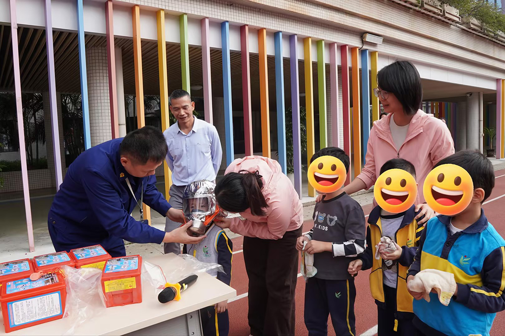 图为消防专业人员正在为在训儿童佩戴防毒面罩.jpg