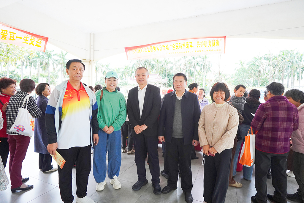 图为领导出席活动合影.jpg