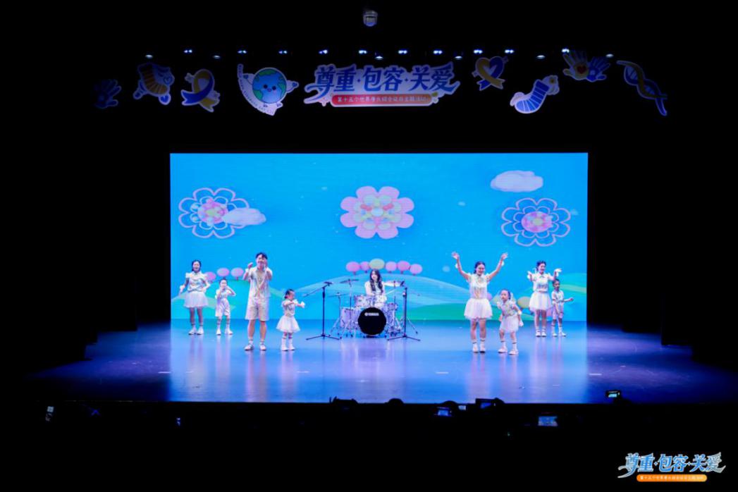 图为中心表演团节目《亲亲我的宝贝》.jpg