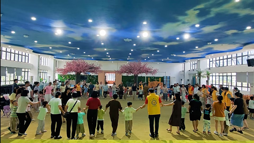 图为大家体验舞蹈游戏.jpg