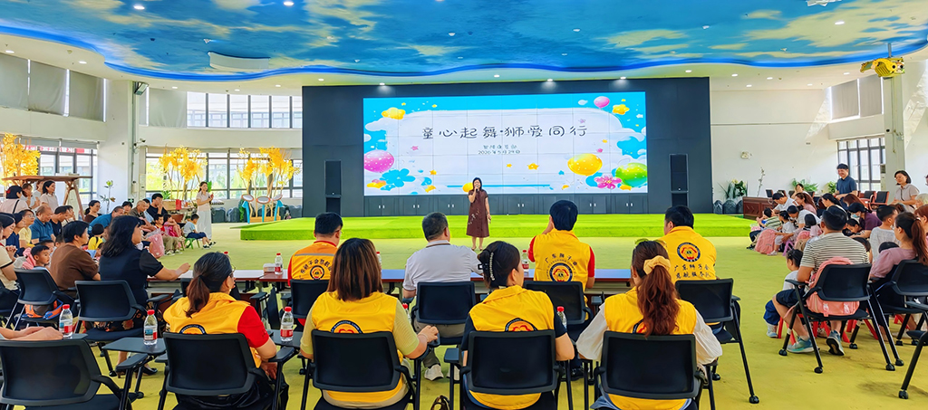 图为中心副主任钟志茹为幼儿送上节日祝福.jpg