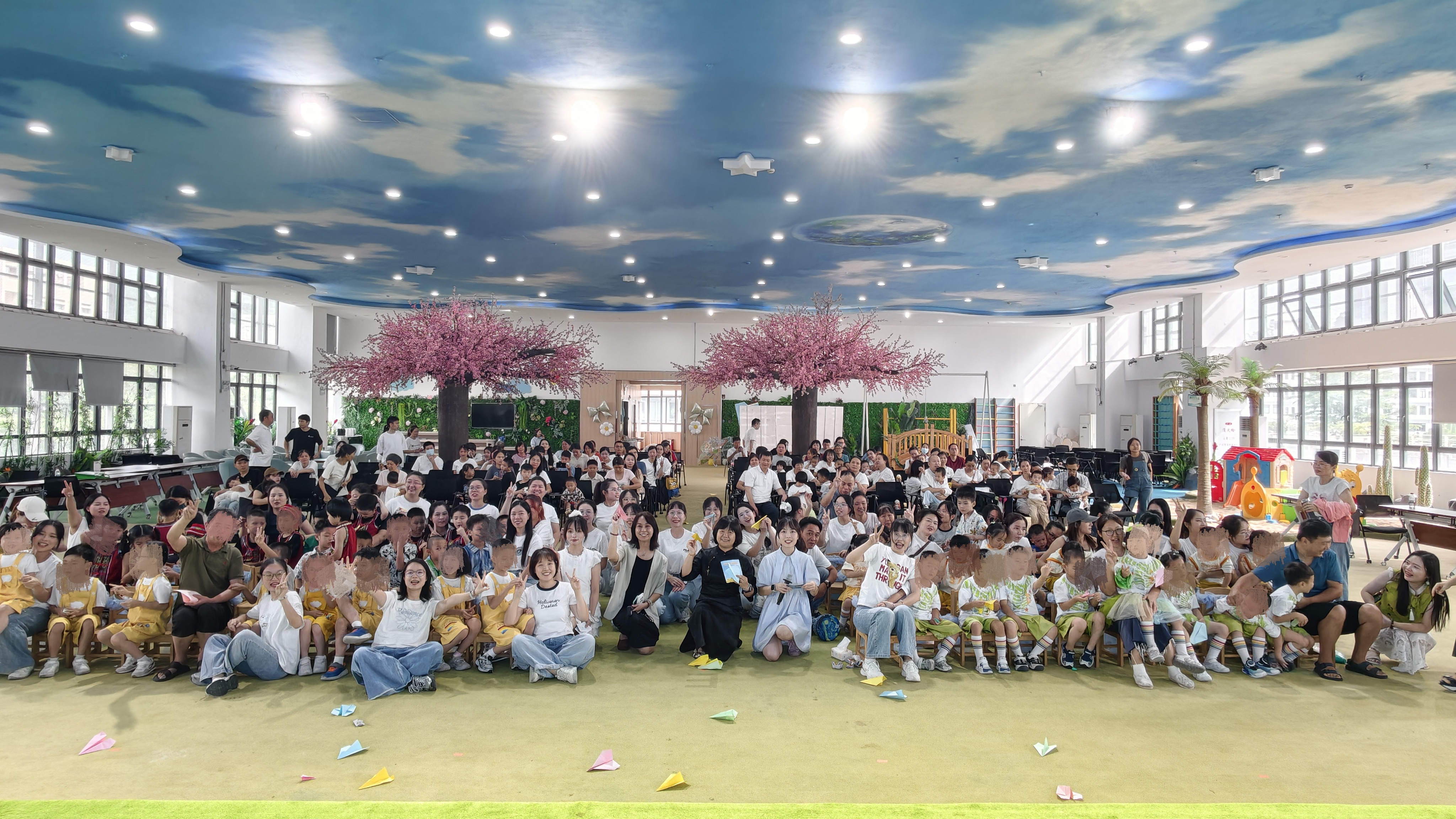 图为孤独症康复部全体师生合影.jpg