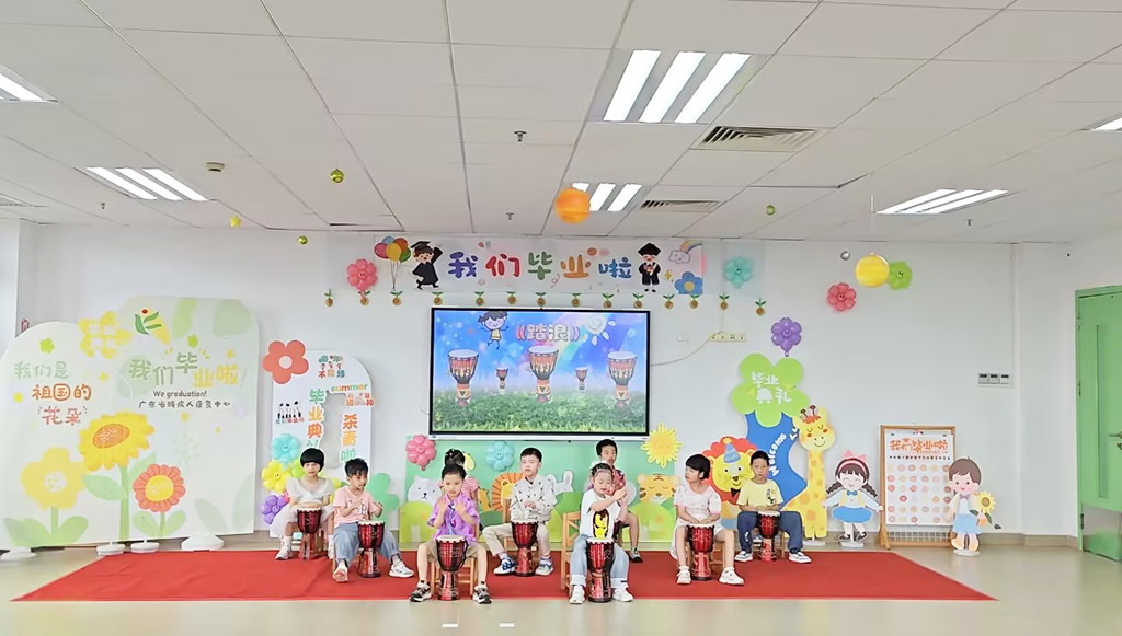 图为宝宝班非洲鼓表演《踏浪》.jpg
