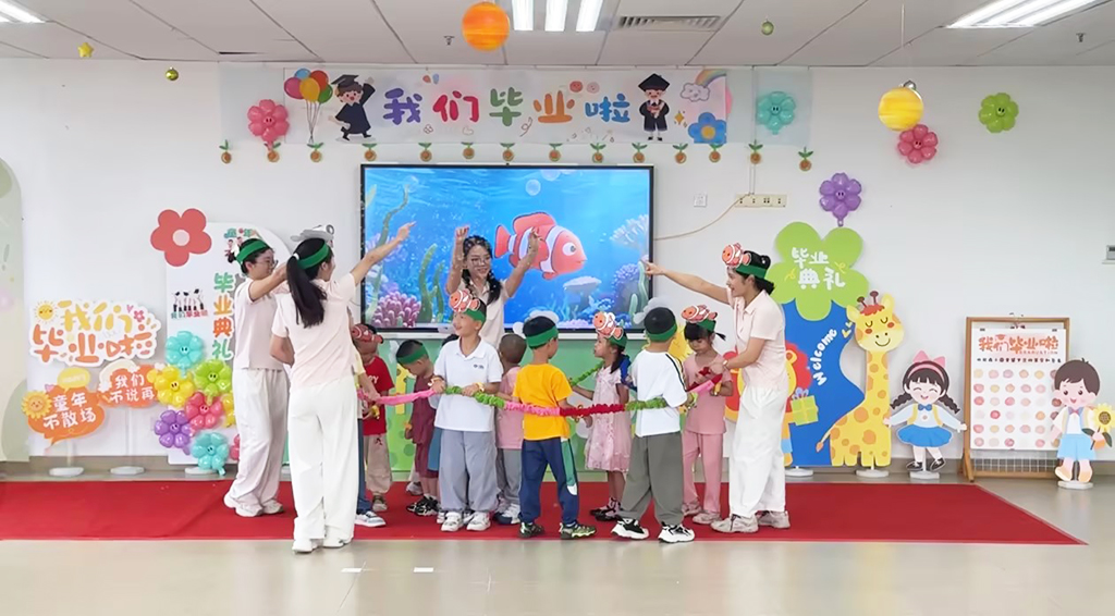 图为欢欢班情景故事表演《小鱼吐泡泡》.jpg
