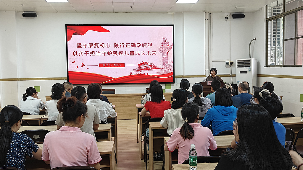 图为李春玉同志上专题党课.jpg
